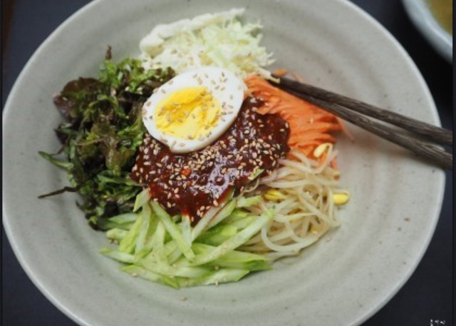 양배추 콩나물이 덜 들어가고 면이 많은 쫄면 vs 아삭아삭새콤달콤 버무린 김치의 비빔국수 | 인스티즈