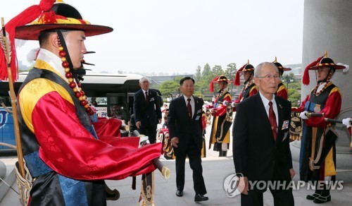 청와대 영빈관 들어서는 국가유공자 및 보훈 가족들 .jpg | 인스티즈