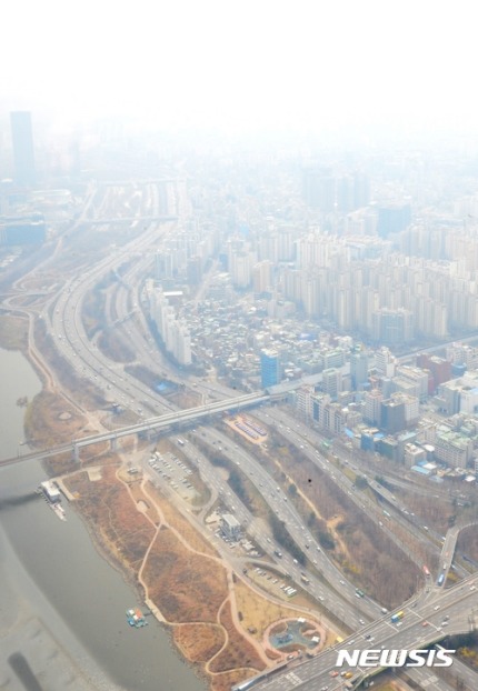 오늘자 vs 중국 공장 가동 멈췄을때 서울 하늘 비교.jpg | 인스티즈
