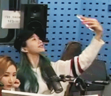 언니 사진 찍는다고 피해주는 하니.gif | 인스티즈