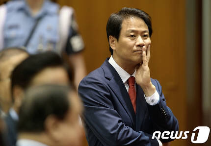 분리불안에서 해방된 조국수석 vs 돌아온 상사 때문에 맘이 복잡한 임종석 비서실장 | 인스티즈