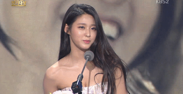 kbs 연기대상 드레스 여신강림 설현 vs 조보아 gif 둘다 짱예 ㅎㄷㄷㄷㄷ | 인스티즈