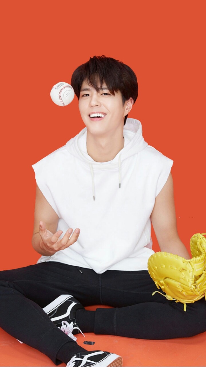자기가 찍은 광고 사진 가져가는 박보검.gif | 인스티즈