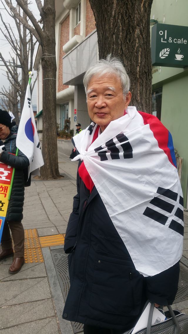 오늘 헌재 탄핵 변론에 태극기 두르고 가는 서석구 변호사.jpg | 인스티즈