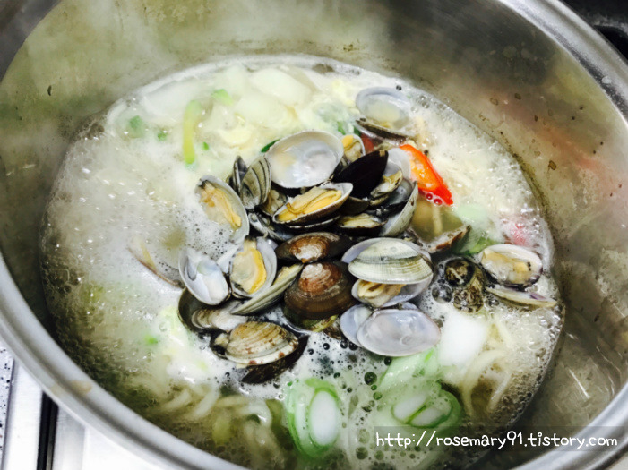 바지락칼국수 이미지