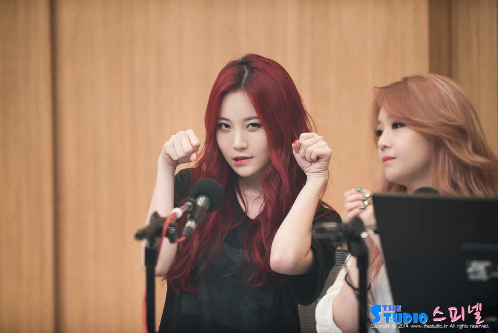 숟가락과 교감하는 유라.jpg | 인스티즈