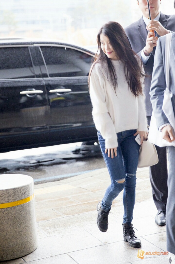 아이유 흰 니트 • 청바지 코디.jpg | 인스티즈