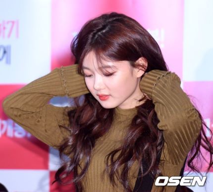 사랑니 붓기 덜 빠진 오늘자 김유정 | 인스티즈