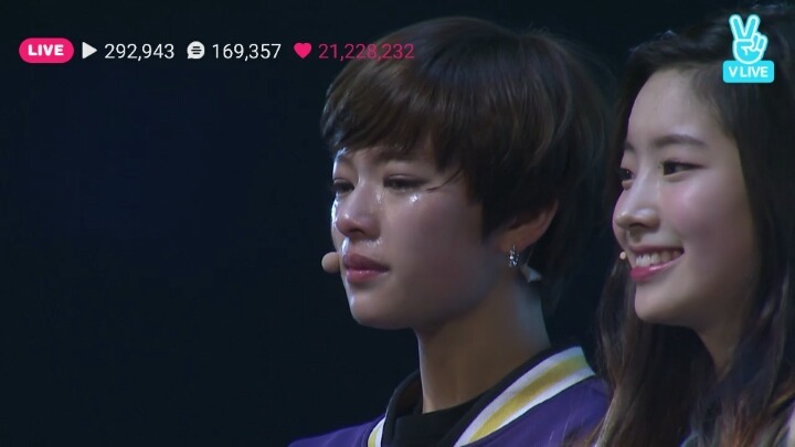 [트와이스] 쇼케이스 무대에서 펑펑 우는 정연이 ㅠㅠ | 인스티즈