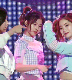 트와이스 사나를 관광태우는 정연.gif | 인스티즈