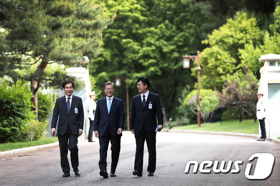 오늘자 문재인 대통령 출근길 .jpg | 인스티즈