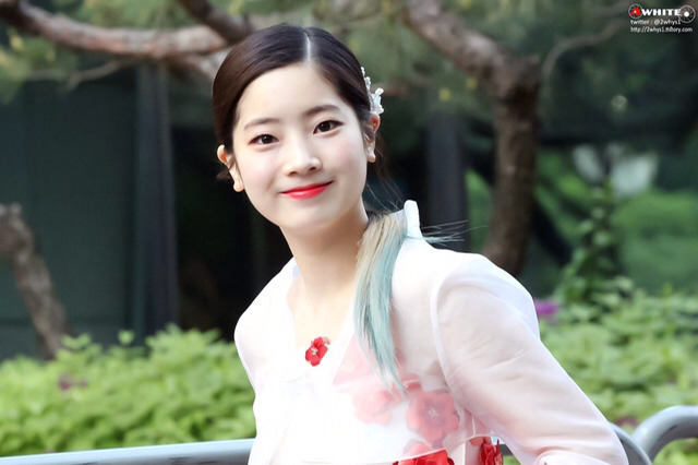 [트와이스] 오늘자 모찌 모찌함이 폭팔한 다현이 뮤뱅 출근길 | 인스티즈