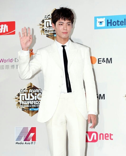 박보검 오늘자 흰수트 .jpg | 인스티즈