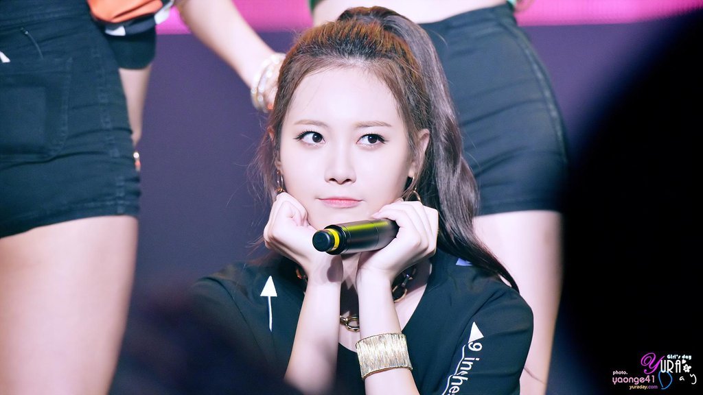 숟가락과 교감하는 유라.jpg | 인스티즈