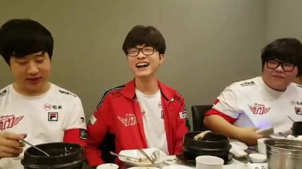1라운드 마치고 회식하는 skt t1 선수들 | 인스티즈