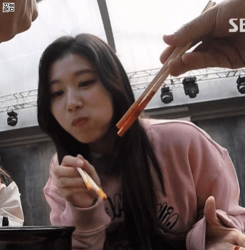 어제자 런닝맨 트와이스 사나 모음.gif | 인스티즈
