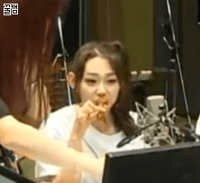 또 먹는 강미나.gif | 인스티즈
