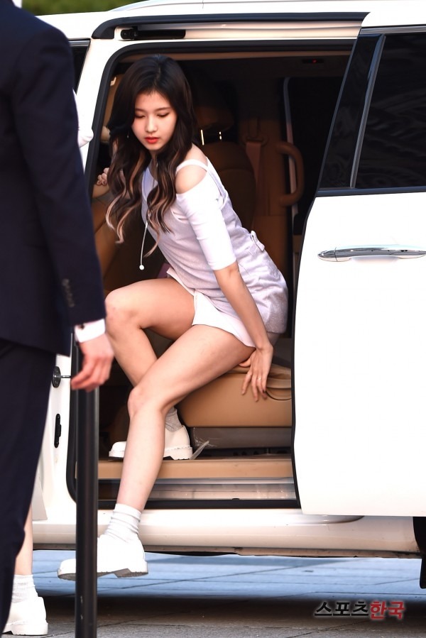 [트와이스] 차에서 내리는 사나 | 인스티즈