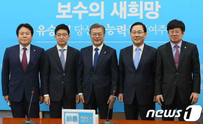 오늘자 문재인 대통령 사진들 .jpg | 인스티즈