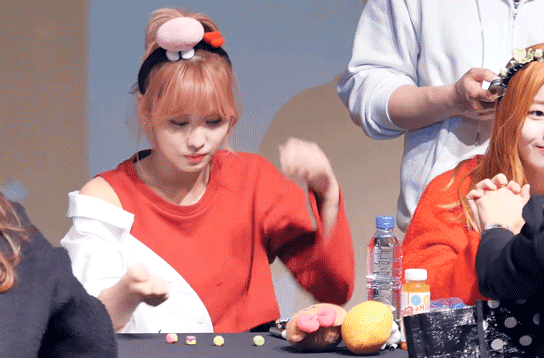 [트와이스] 팬싸에서 공기놀이하는 모모 | 인스티즈
