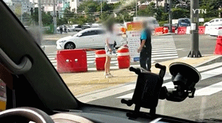 오늘자 70대 노인 폭행하는 30대 여성.gif | 인스티즈