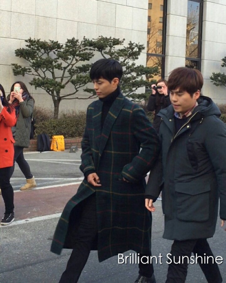 오늘자 롱코트입고 뮤직뱅크 출근하는 박보검.jpg | 인스티즈