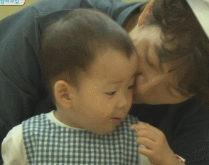 [슈퍼맨이돌아왔다] 볼살이 너무 많아서 출렁거리는 민국이ㅋㅋ.gif | 인스티즈