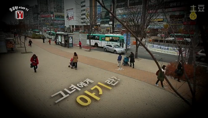 유모차 탄 아기들을 마음대로 만지고 다니는 여자 | 인스티즈