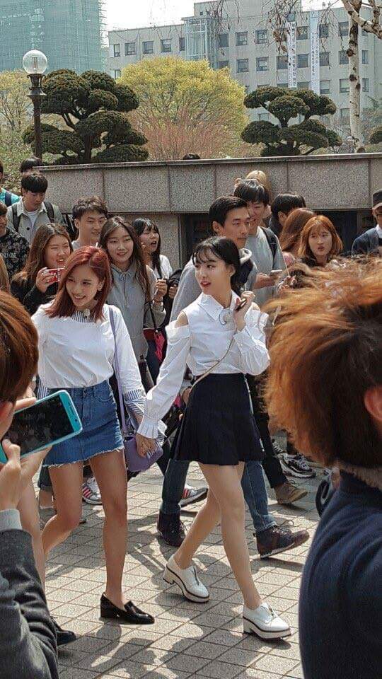 오늘자 건대에 출현한 모모,미나,나연 (트와이스) | 인스티즈
