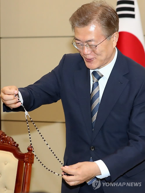 오늘자 득템 자랑하는 문재인 대통령.jpg | 인스티즈