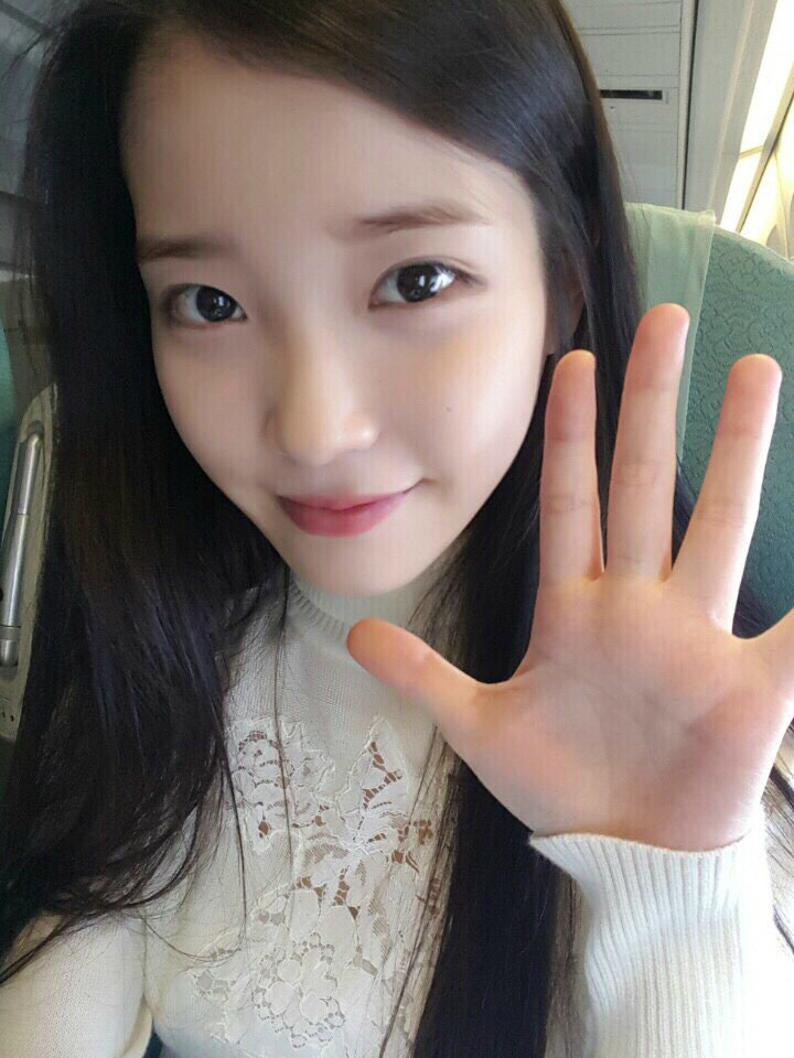 [15.10.21] 오늘자 아이유 홍콩 출국.jpg | 인스티즈