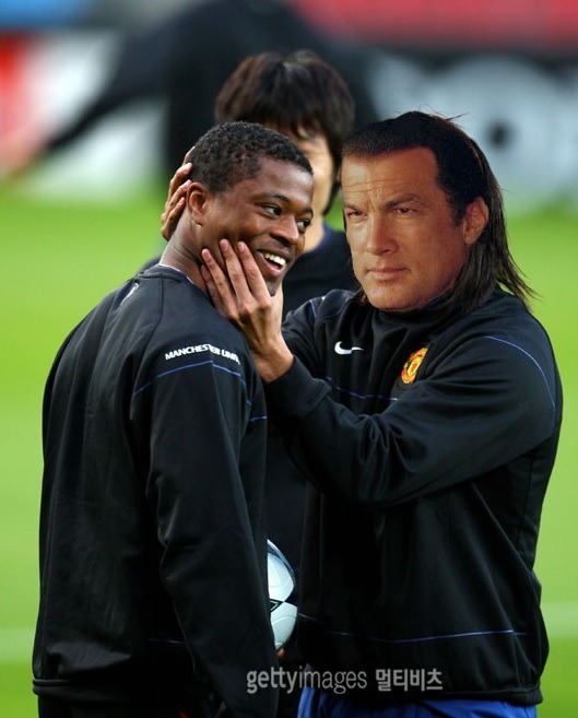 목 스트레칭 해주는 코치 | 인스티즈