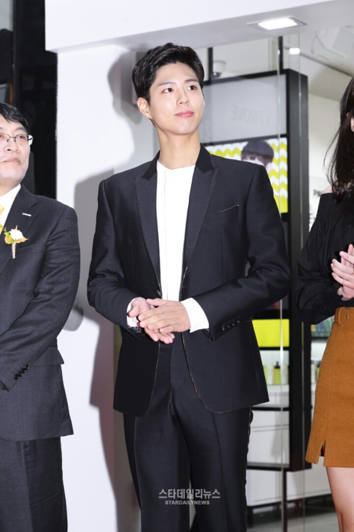 박보검 오늘자 명동에서 기사 사진.jpg | 인스티즈