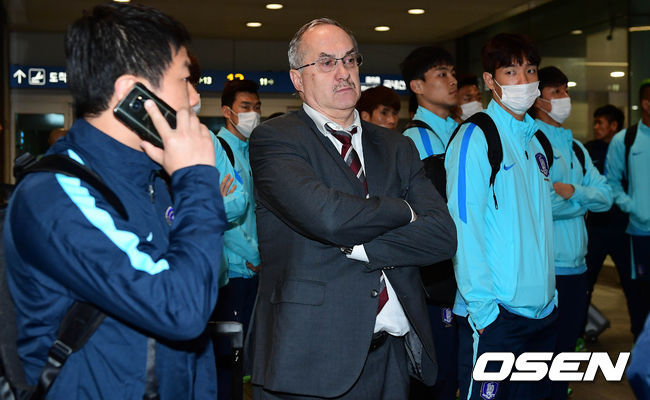 침울하게 귀국한 축구대표팀 | 인스티즈