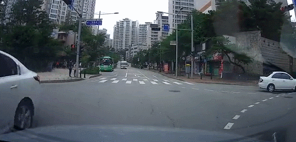 [블박] 트럭 사이로 몰래...gif | 인스티즈
