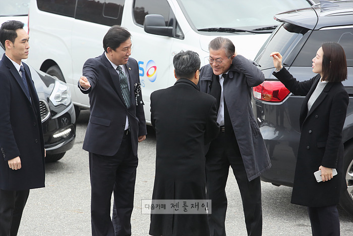 문재인의 아픈 손가락 두남자 | 인스티즈