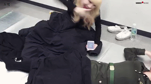 여자친구 은하의 배를 만지는 예린이.gif | 인스티즈