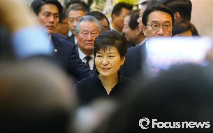 박근혜 대통령, 김영삼 전 대통령 빈소 찾아 | 인스티즈