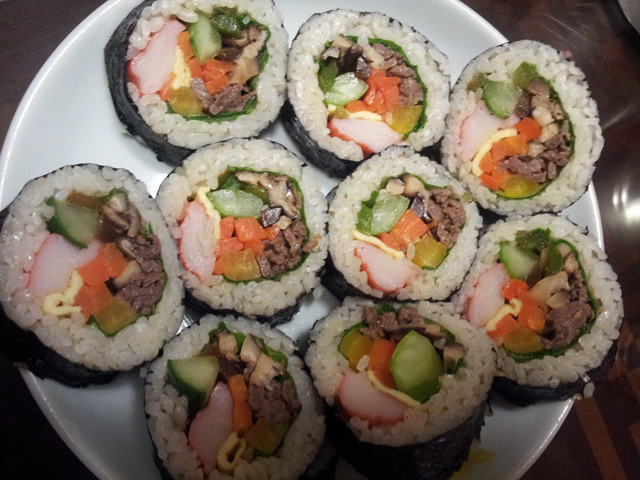 정말 끊임없이 들어가는 김밥.jpg | 인스티즈