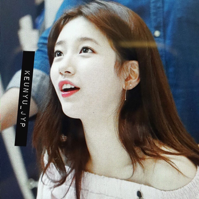 오늘자 수지가 단 배지 | 인스티즈