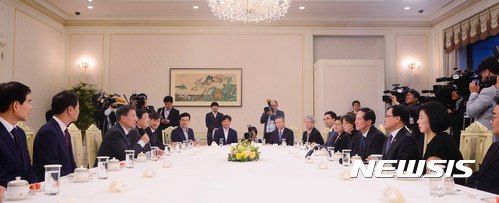 문재인 대통령 송영무 국방부 장관에게 임명장 수여.jpg | 인스티즈