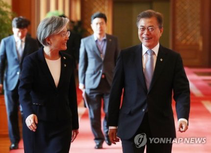 문대통령님과 강장관님 투샷 | 인스티즈
