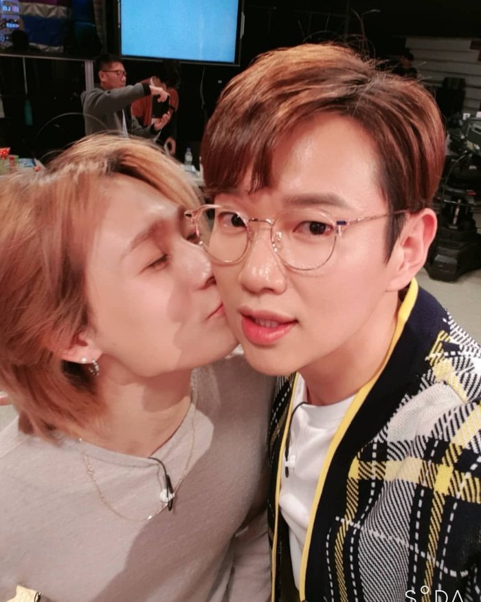공개 연애 중인 현직 아이돌, 유부남 전직 아나운서와 핑크빛 기류.jpg | 인스티즈