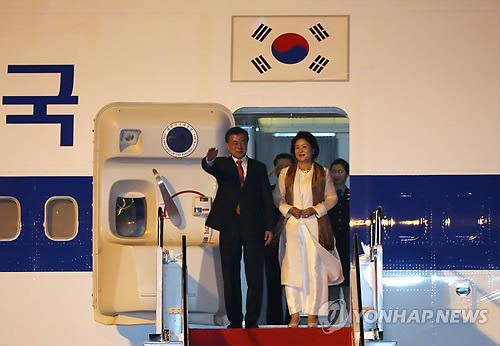 국빈방문으로 인니 도착해 환영받는 문대통령 | 인스티즈