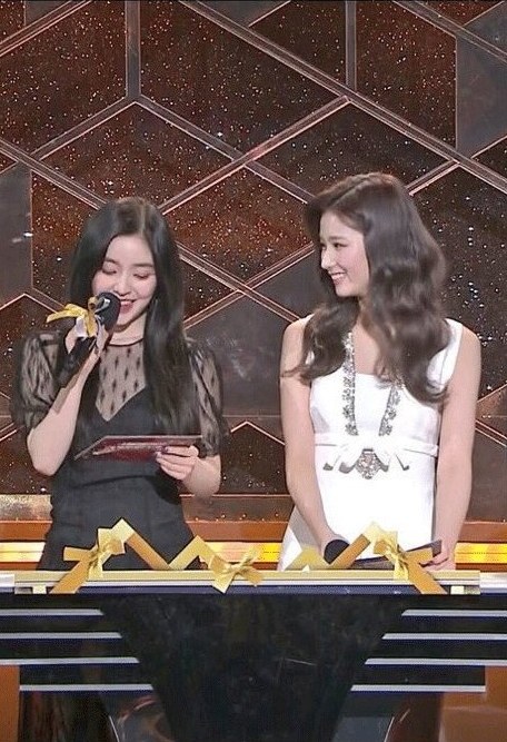 서로 꿀떨어지게 쳐다보는 트와이스 사나와 레드벨벳 아이린 | 인스티즈