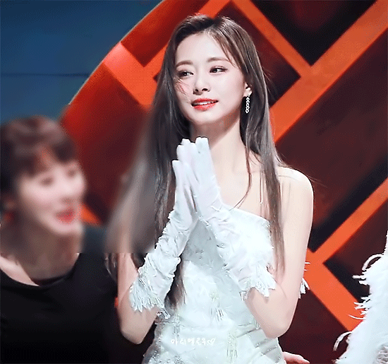 손 흔들어 인사하는 쯔위 | 인스티즈