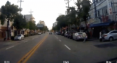 치킨 뭐먹을지 골라주는 차량.gif | 인스티즈