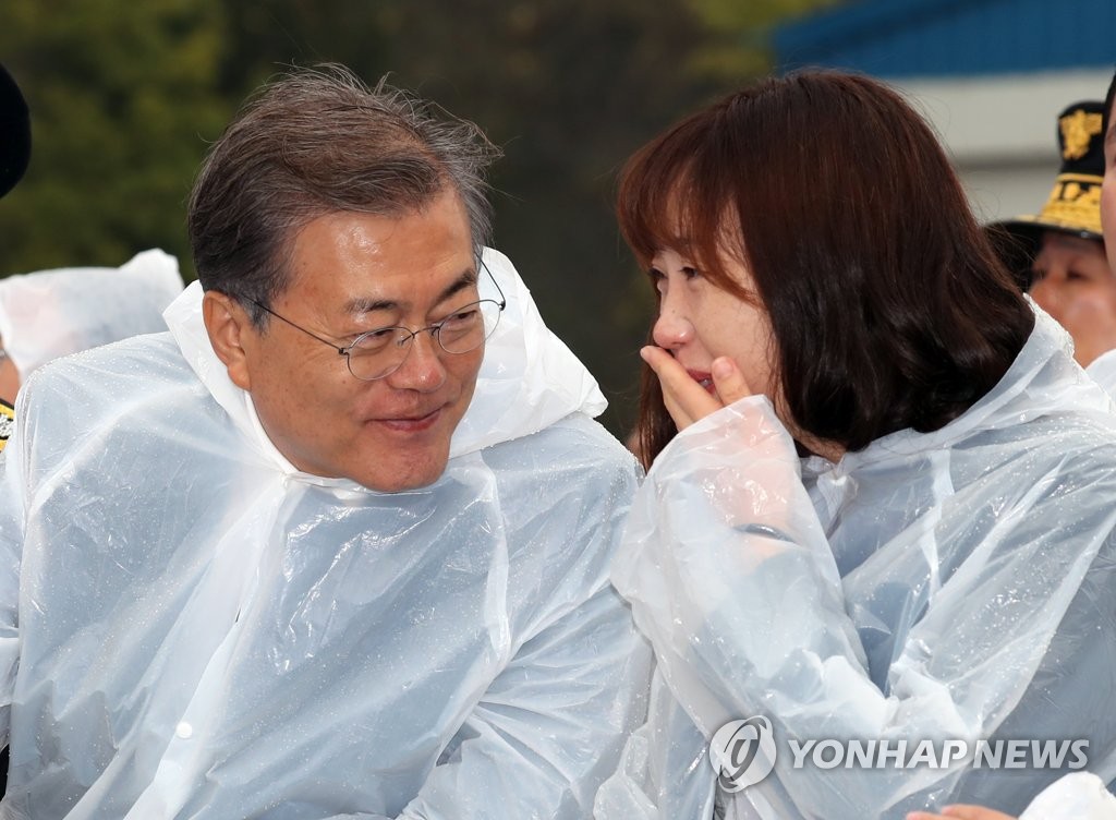 고 한상윤 소방장의 가족분들 다독이고 위로해주는 문재인 대통령 | 인스티즈