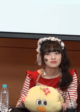 깜짝 놀라는 아린 | 인스티즈