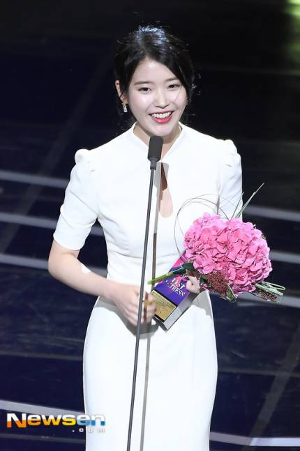 APAN 스타어워즈 중편 드라마 여자 최우수연기상 아이유 수상소감.jpg | 인스티즈